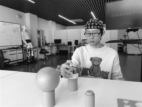 工作人员正在测试“神工-灵犀指”